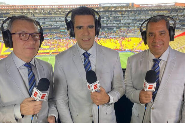 Paulo Calçade, Paulo Andrade e Zinho na cabine de transmissão da ESPN na final da Libertador