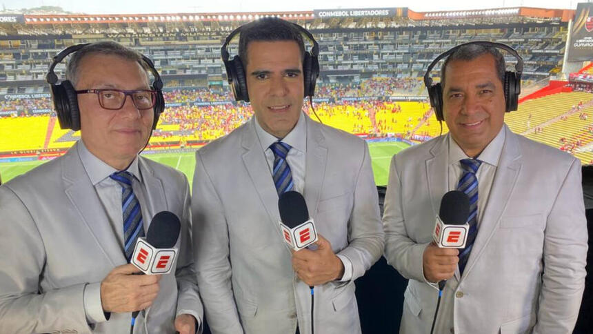 Paulo Calçade, Paulo Andrade e Zinho na cabine de transmissão da ESPN na final da Libertador