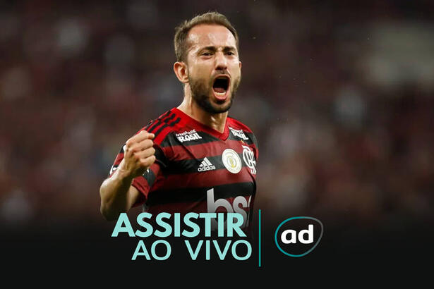 Everton Ribeiro com a camisa do Flamengo na arte de onde assistir