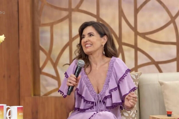 Fátima Bernardes com um sorriso aberto no sofá do Encontro