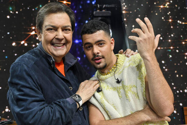 Pedro Sampaio ao lado de Fausto Silva durante gravação do Faustão na Band