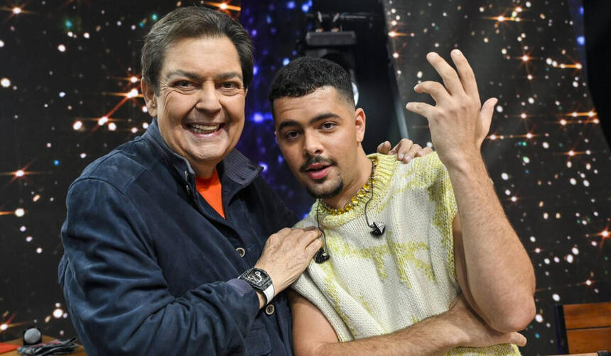 Pedro Sampaio ao lado de Fausto Silva durante gravação do Faustão na Band