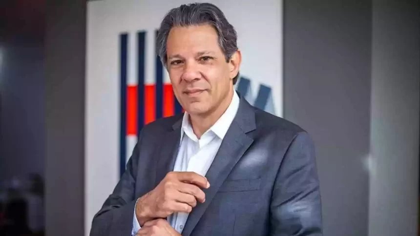 Fernando Haddad de palitó cinza, camisa social branca ajeitando a gravata