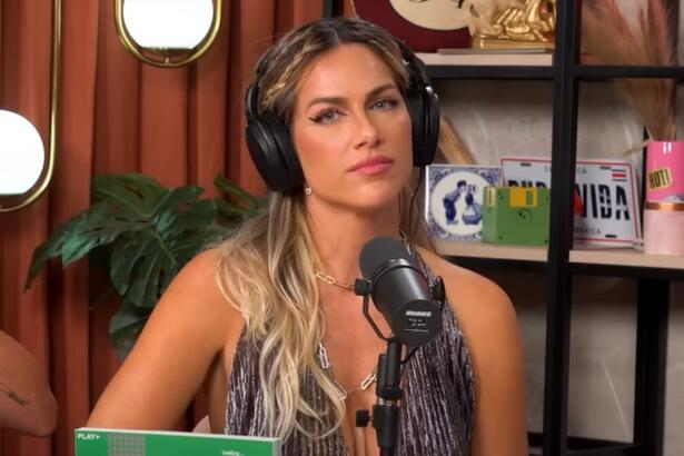 Giovanna Ewbank no estúdio do podcast Quem Pode, Pode