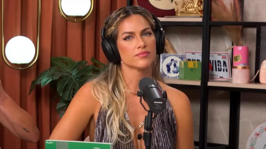 Giovanna Ewbank no estúdio do podcast Quem Pode, Pode