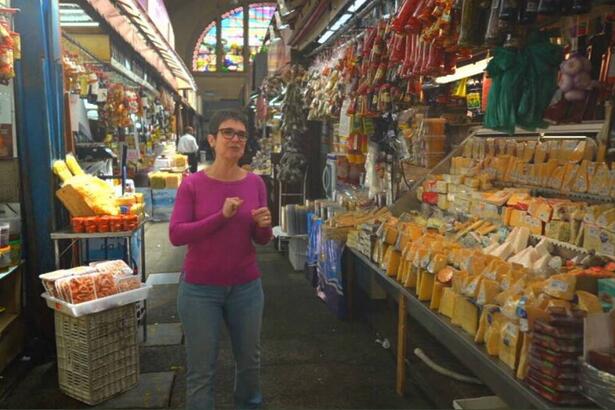 Sandra Annenberg em frente a uma banca no Mercadão de São Paulo, em trecho do Globo Repórter