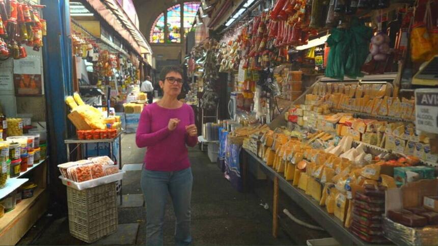 Sandra Annenberg em frente a uma banca no Mercadão de São Paulo, em trecho do Globo Repórter