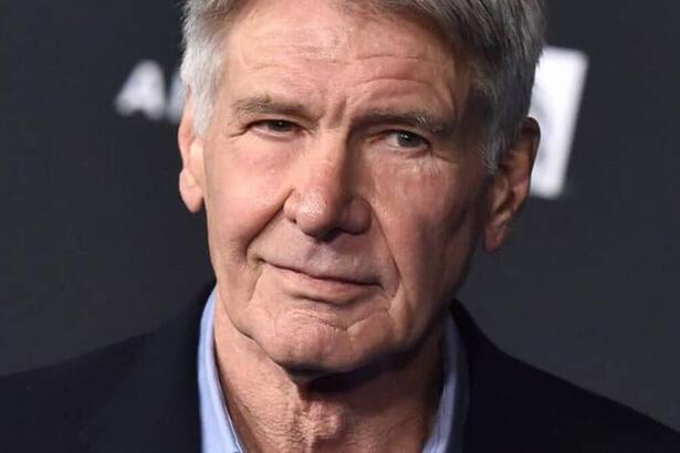 Harrison Ford de terno preto