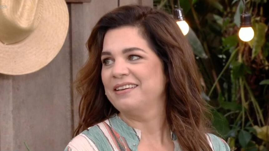 Isabel Teixeira de perfil durante entrevista do É de Casa, da TV Globo