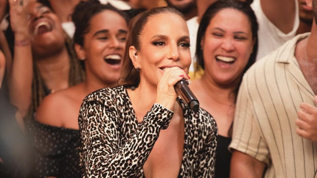 Ivete Sangalo com macacão decotado, animal print, cantando durante gravação do Macaco Sessions