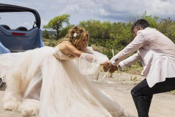 Jennifer Lopez com vestido de casamento