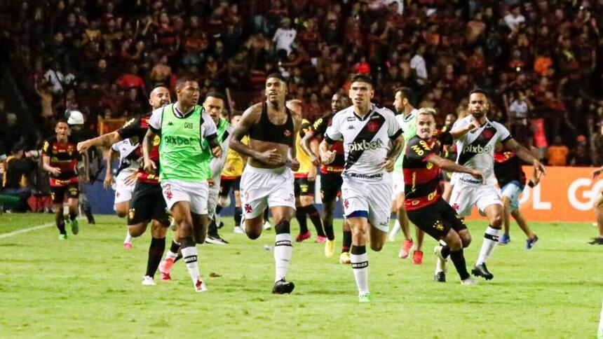 Jogadores de Vasco e Sport Recife corendo em campo, em meio a invasão de torcida na Ilha do Retiro