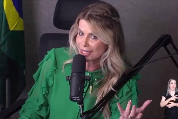 Karina Bacchi de camisa verde, sentada durante entrevista em live pró-Bolsonaro