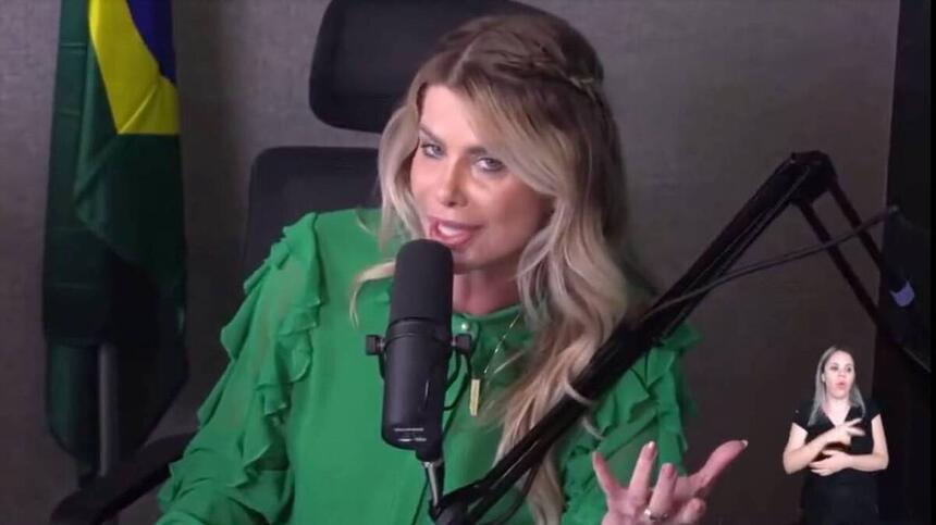 Karina Bacchi de camisa verde, sentada durante entrevista em live pró-Bolsonaro