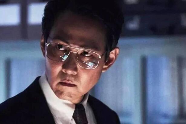 Lee Jung-jae com óculos em cena de Operação Hunt