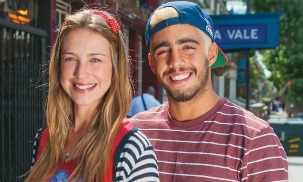 luana piovani ao lado de pedro scooby sorrindo e usando adereços na cabeça