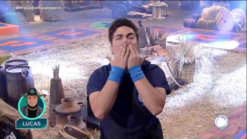Lucas Santos comemorando a Prova do Fazendeiro de A Fazenda 14