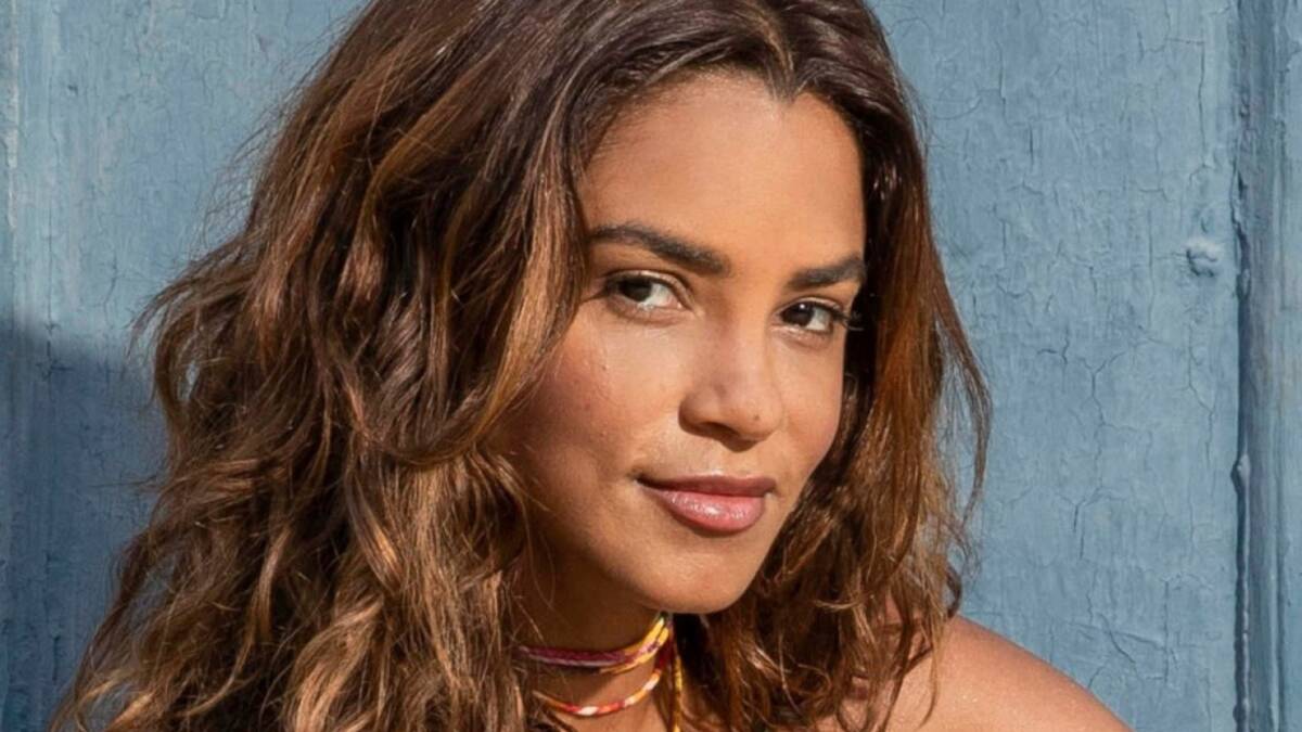 Lucy Alves de cabelos longos