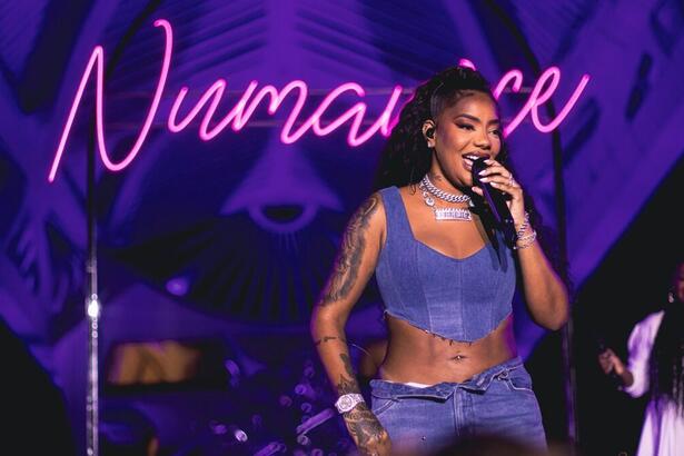 Ludmilla de look jeans azul para gravação do DVD Numanice, no Rio de Janeiro