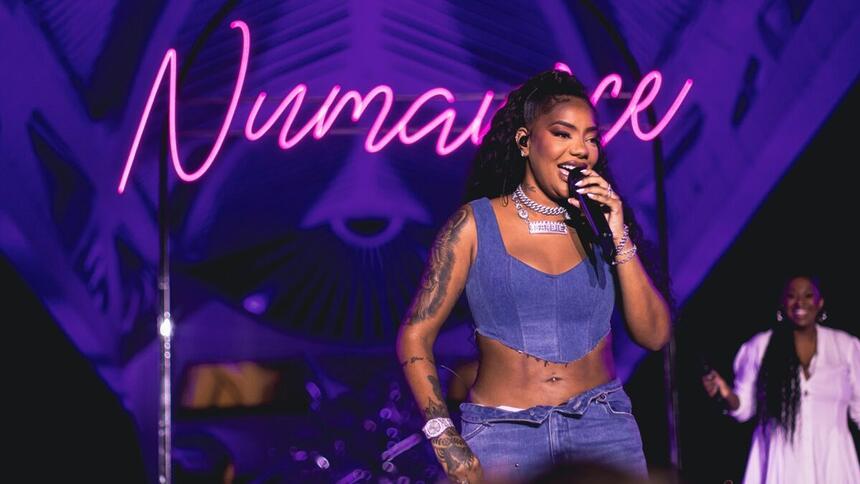 Ludmilla de look jeans azul para gravação do DVD Numanice, no Rio de Janeiro