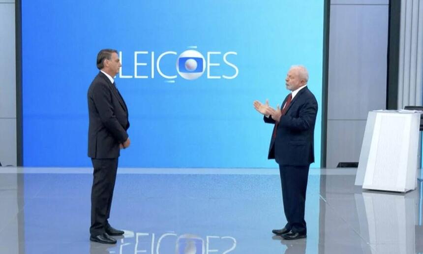 Bolsonaro de frente pra Lula durante debate na TV Globo