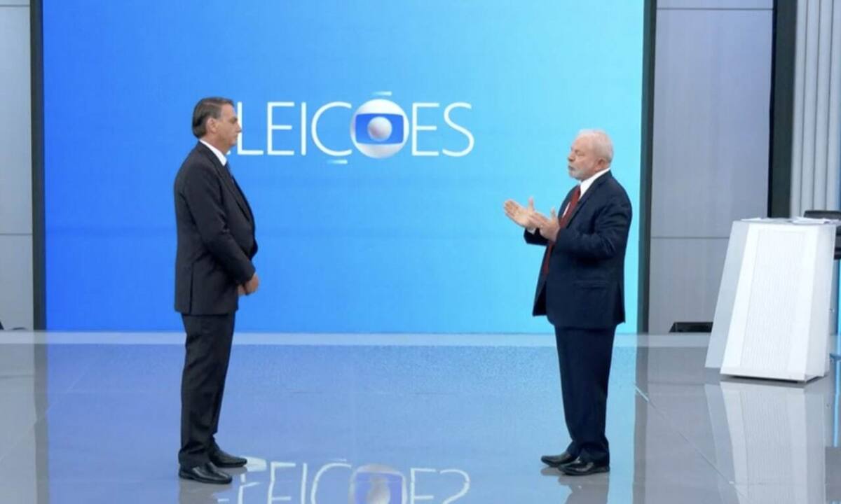 Bolsonaro de frente pra Lula durante debate na TV Globo