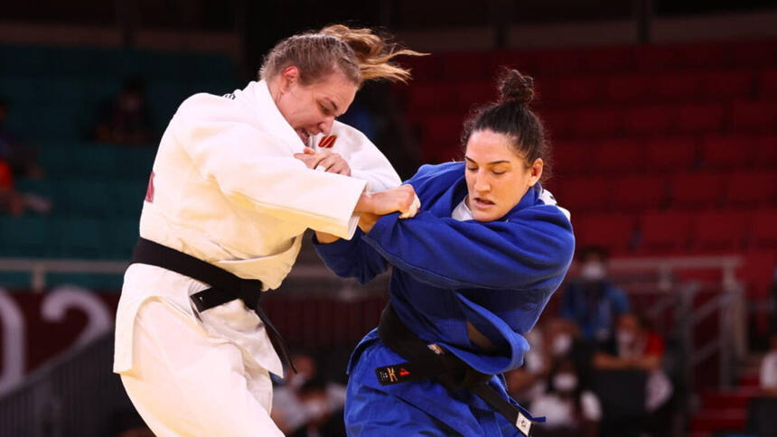 Mayra Aguiar derrotando uma adversária nos Jogos Olímpicos de Toquio em 2020