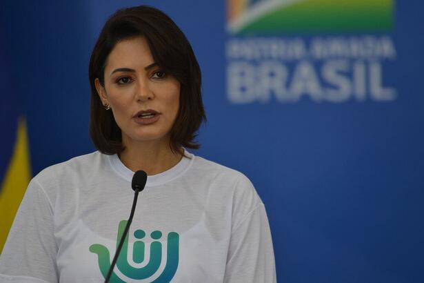 Michelle Bolsonaro discursando em um evento