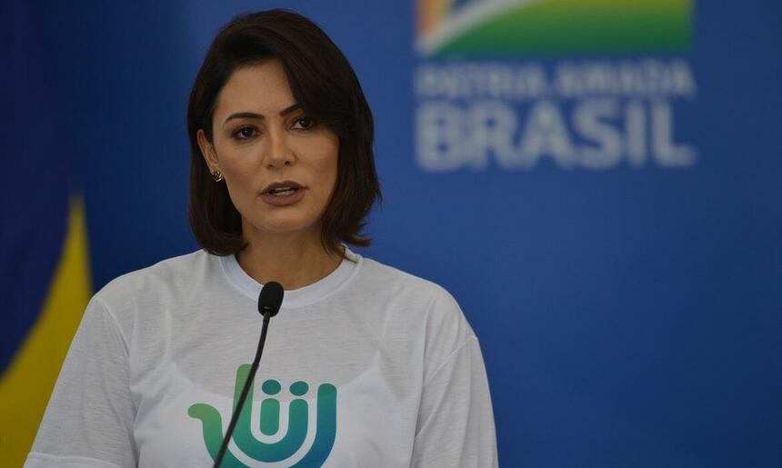 Michelle Bolsonaro discursando em um evento