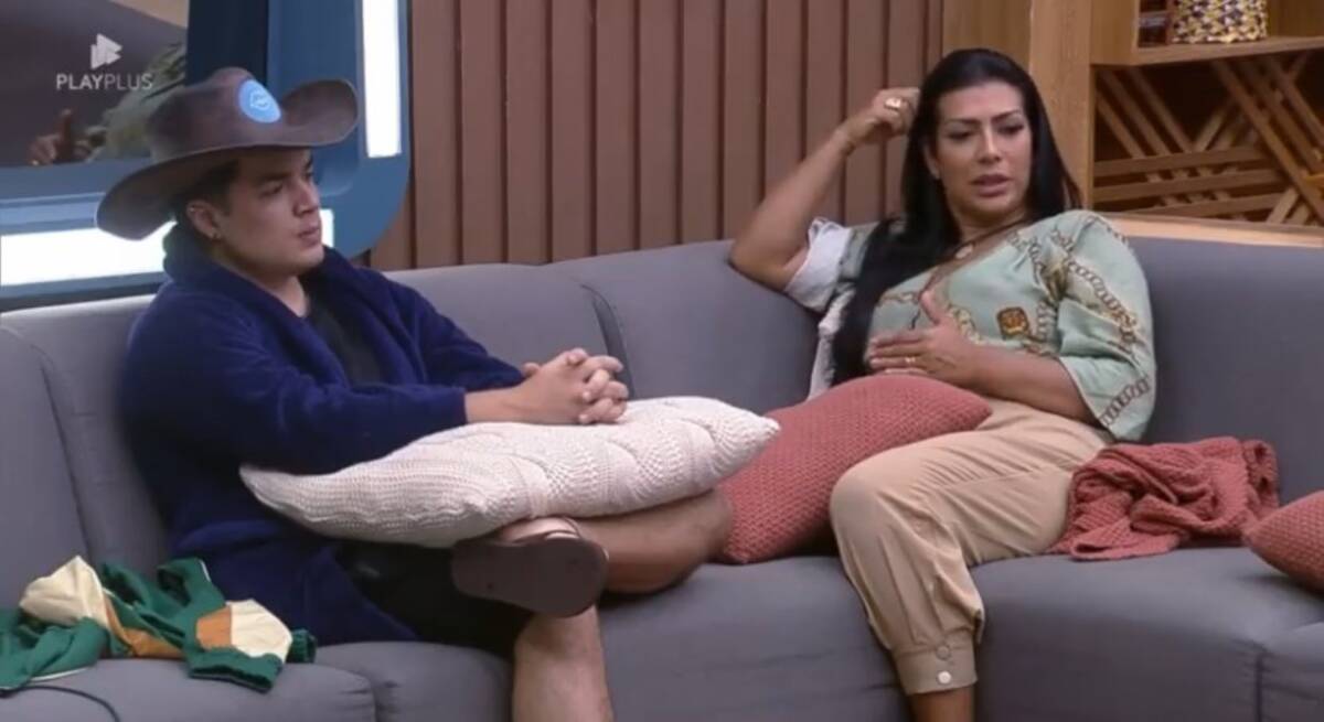 Moranguinho sentada no sofá de A Fazenda 14 conversando com Lucas Santos