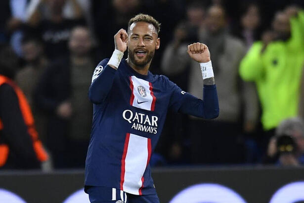 Neymar fazendo dancinha ao comemorar um gol com a camisa do PSG