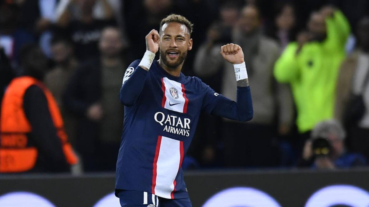 Neymar fazendo dancinha ao comemorar um gol com a camisa do PSG