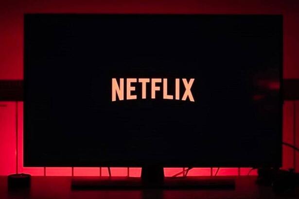 Televisão com a logo da Netflix