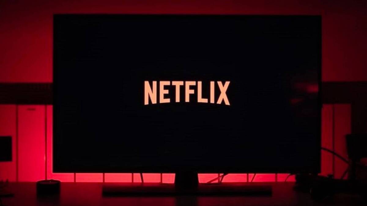 Televisão com a logo da Netflix