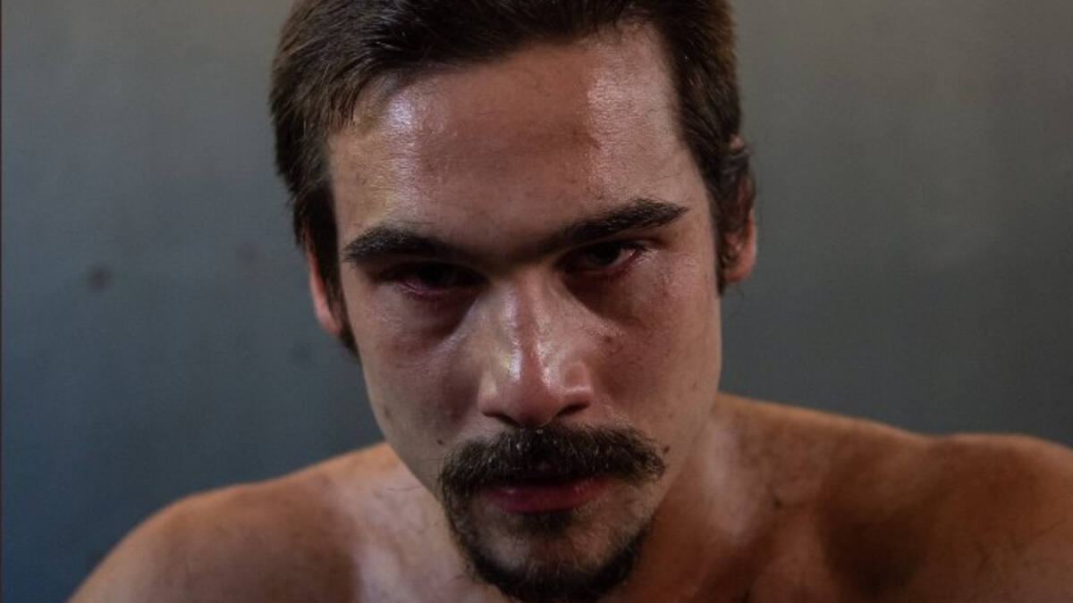 Nicolas Prattes em cena de Todas as Flores