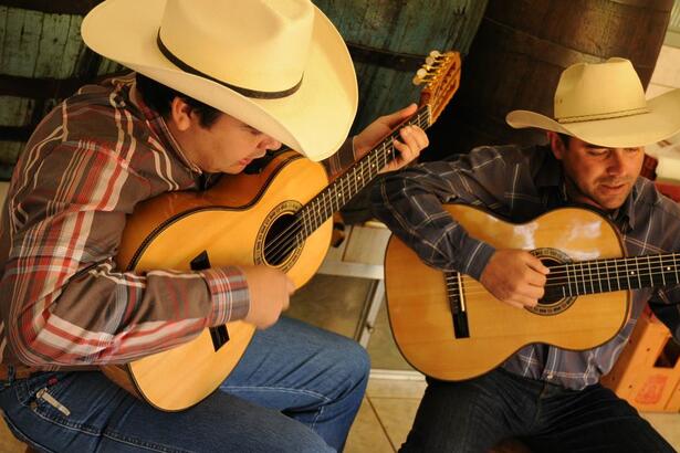 Paco e Thiago tocando violão