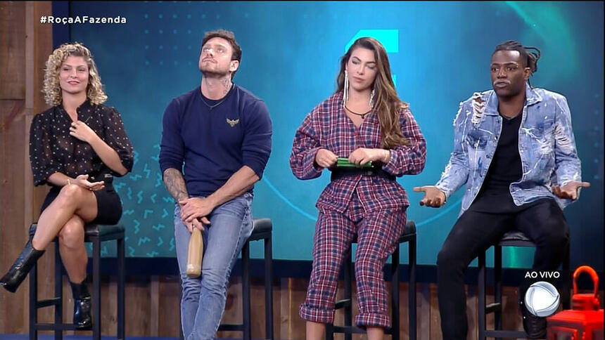 Peões sentados durante a formação da Roça de A Fazenda 14, da Record TV