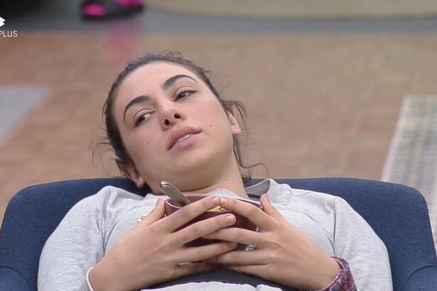 Pétala comendo um lanche enquanto conta para Deolane como pediu para desistir de A Fazenda 14