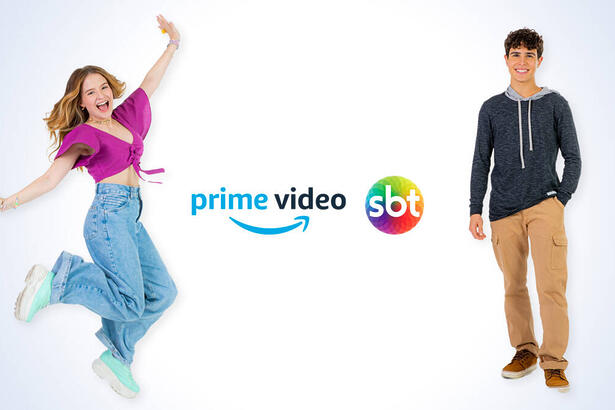 Igor Jassen e Sophia Valverde, em arte ao lado dos logos do prime video e do SBT