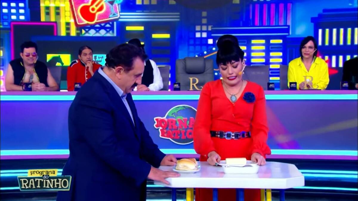 Ratinho ao lado de Milene Pavorô durante o quadro Dicas da Minha mãe