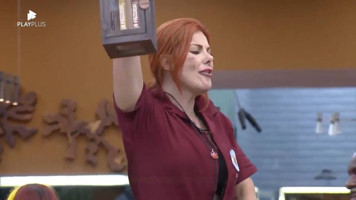 Deborah com o lampião na mão.