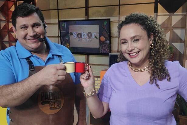 Padre Chef Evandro e Letícia Andrade sorrindo segurando copinhos de café durante gravação de Sabor de Vida