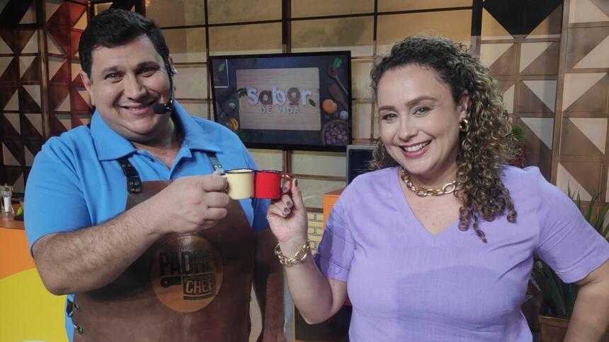 Padre Chef Evandro e Letícia Andrade sorrindo segurando copinhos de café durante gravação de Sabor de Vida