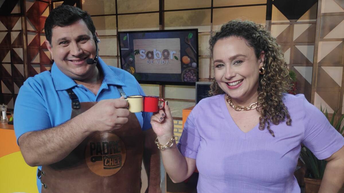 Padre Chef Evandro e Letícia Andrade sorrindo segurando copinhos de café durante gravação de Sabor de Vida