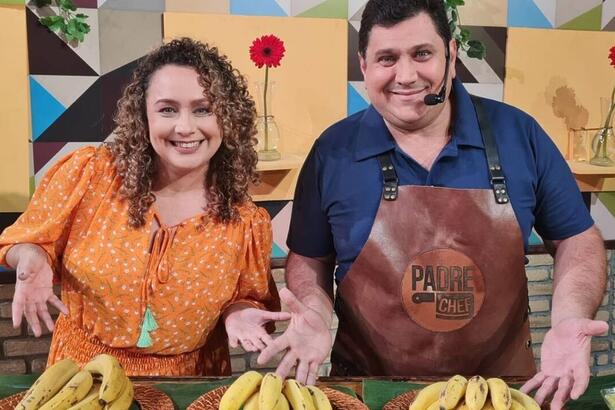 Padre Chef Evandro e Letícia Andrade sorrindo com as mãos abertas em direção as bananas durante gravação de Sabor de Vida