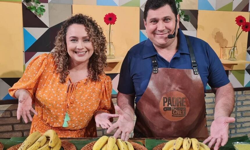 Padre Chef Evandro e Letícia Andrade sorrindo com as mãos abertas em direção as bananas durante gravação de Sabor de Vida