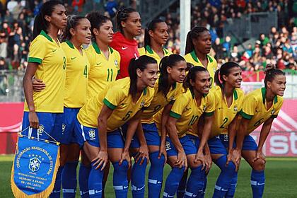 Jogadoras das Seleção Brasileira Feminina perfiladas antes de uma partida