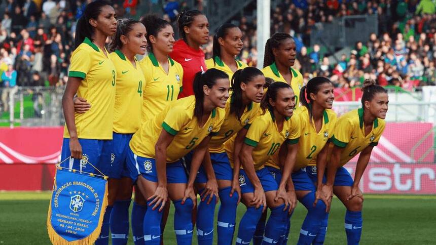 Jogadoras das Seleção Brasileira Feminina perfiladas antes de uma partida