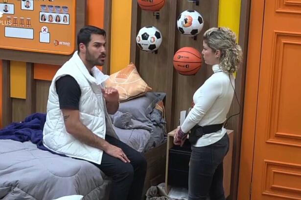 Shay e Bárbara de frente um para o outro no quarto