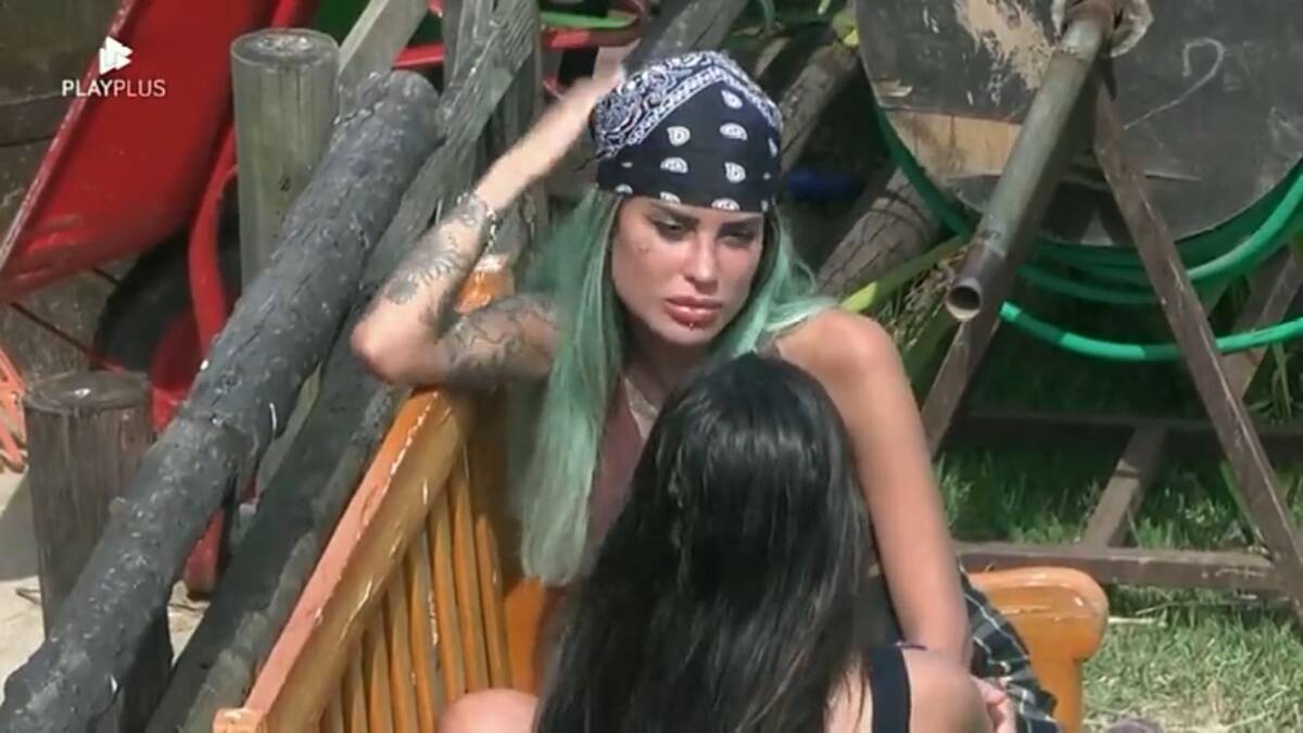 Tati Zaqui sentada de frente para Kerline na área dos animais de A Fazenda 14